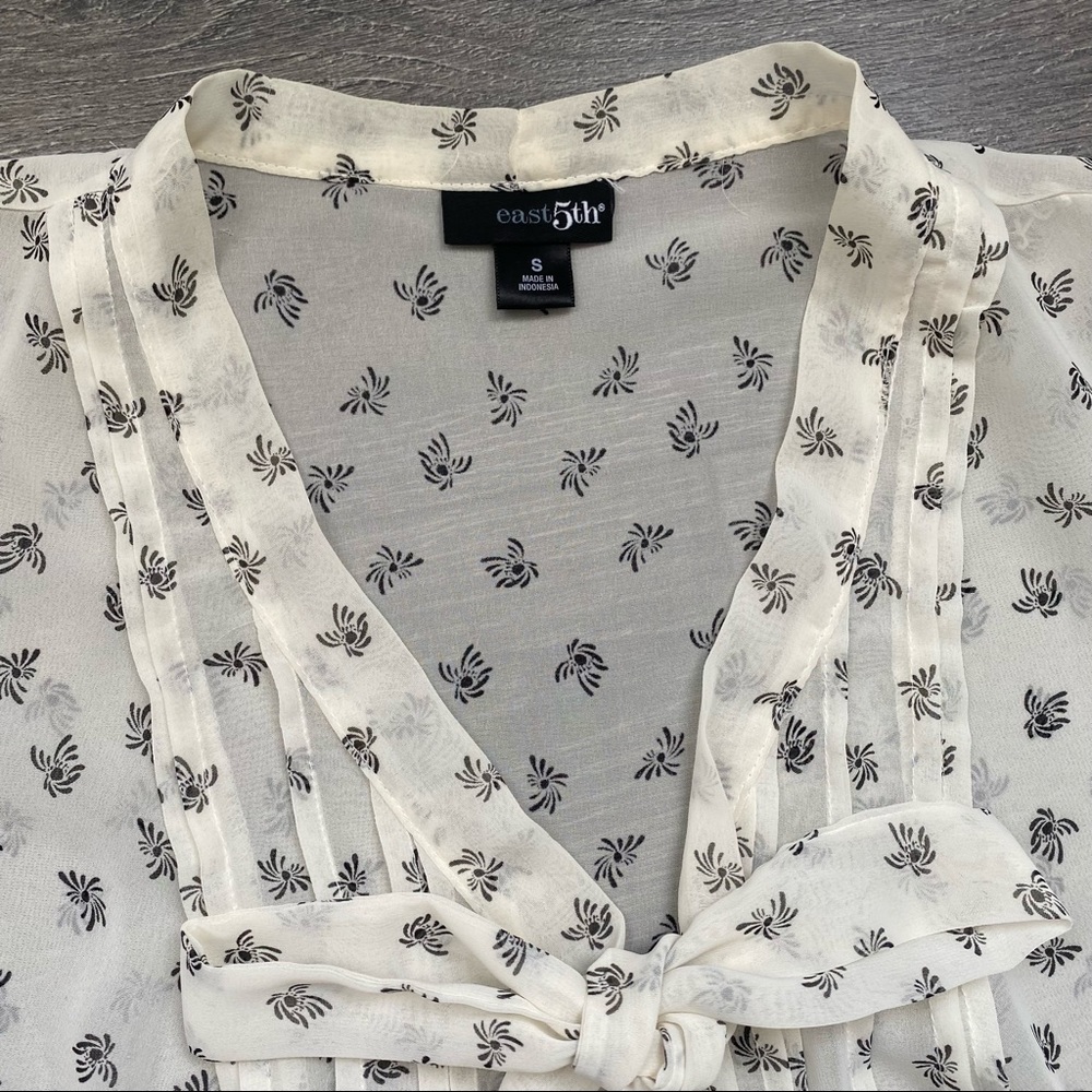 White Pattern Flowy Top - Picture 4 of 4